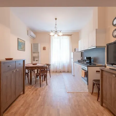 Apartment Wisdom - 2 Bedroom Top Center