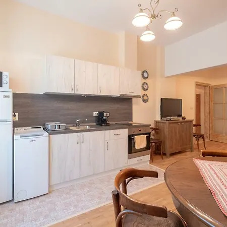 Wisdom - 2 Bedroom Top Center Apartment *