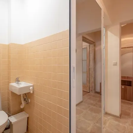 Apartment Wisdom - 2 Bedroom Top Center *