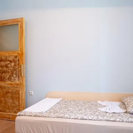 Apartment Wisdom - 2 Bedroom Top Center *